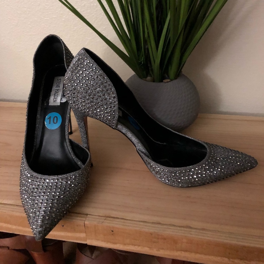 Size 10 Sequin GUESS pump